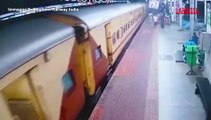 India, scivola mentre sale su un treno in corsa: donna salva per miracolo