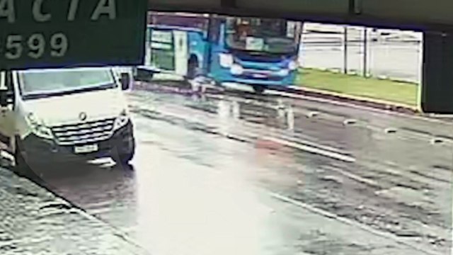 Câmera flagra motocicleta sendo arrastada por ônibus após colisão em Cascavel