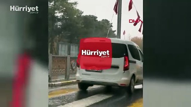 Yağmura aldırış etmeden yere düşmek üzere olan Türk bayraklarını toplayan vatandaş duygulandırdı