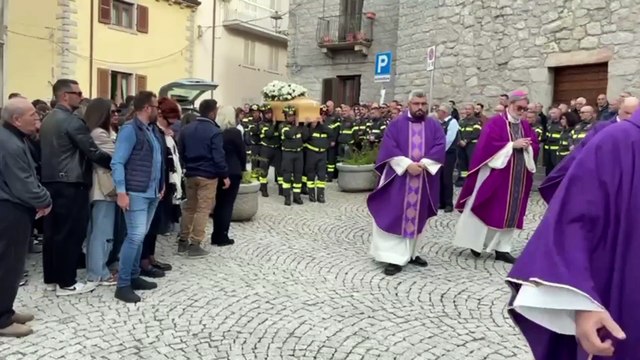 In migliaia per l'ultimo saluto a Omar Masia, la bara portata in spalla dai vigili del fuoco
