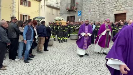 In migliaia per l'ultimo saluto a Omar Masia, la bara portata in spalla dai vigili del fuoco