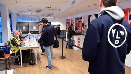 Les Néerlandais aux urnes, test pour l'extrême droite en Europe