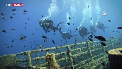 İzmir'de deniz polisleri su altında Türk bayrağı açtı