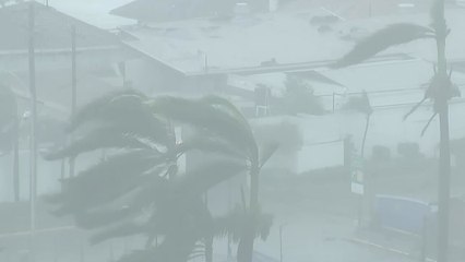 Secuencia viral durante el paso hora del huracán Melissa por Jamaica: niños salen a la calle a jugar al fútbol