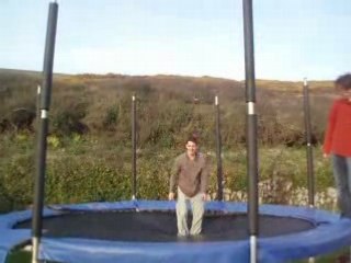 Ty imite Tom-Tom sur le trempoline