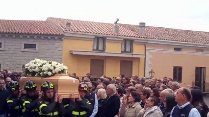 Funerale di Omar Masia, l'elicottero dei vigili del fuoco sorvola Calangianus