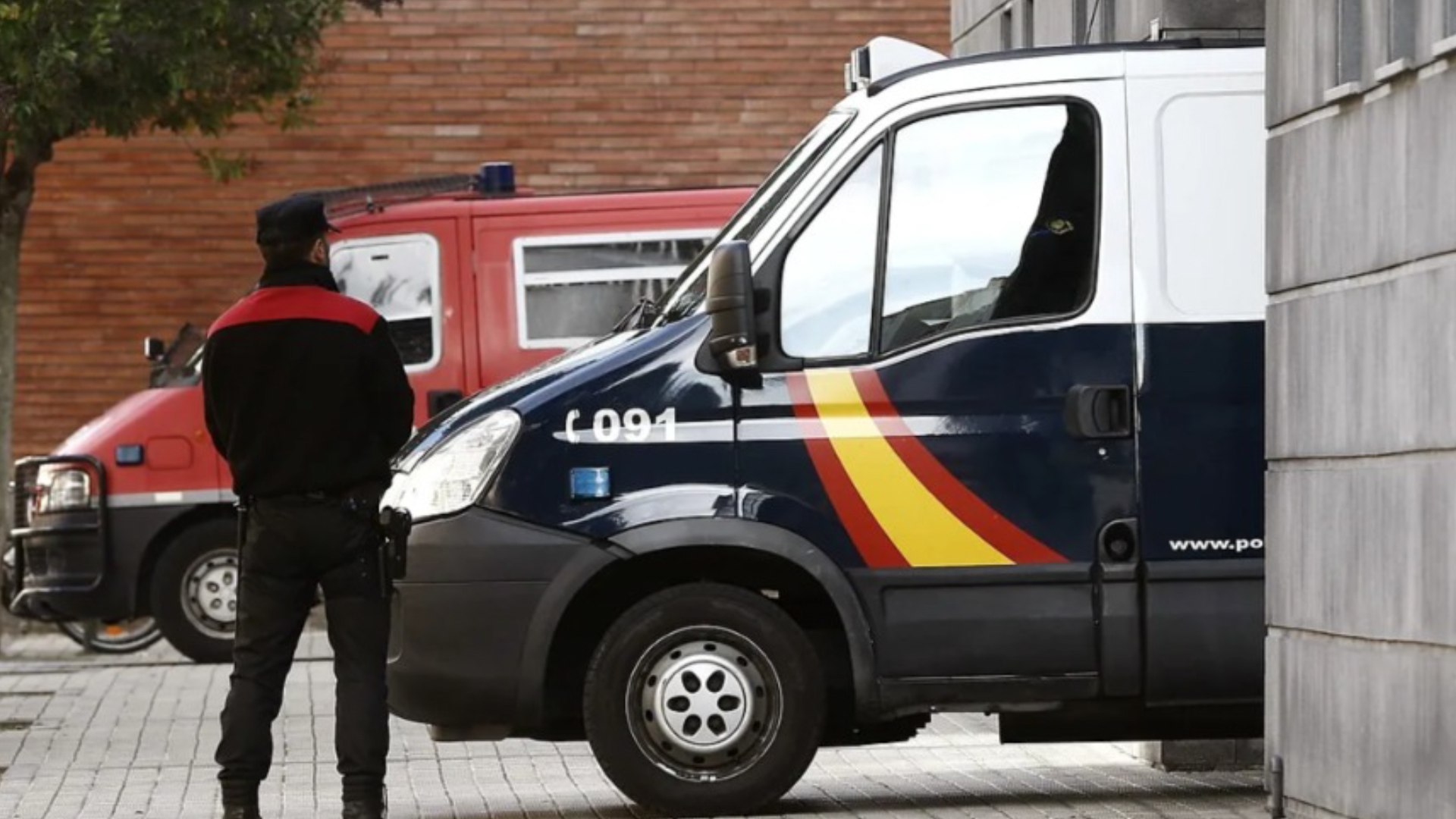 La concejala de Igualdad del Ayuntamiento de Pamplona, Zaloa Basabe, ha manifestado su "m�s rotunda denuncia y rechazo" ante la agresi�n sexual ocurrida en la capital navarra el pasado viernes, un suceso que ha generado una profunda conmoci�n social. Basabe ha subrayado que, en este tipo de casos, "lo fundamental es proteger a la v�ctima, garantizar su intimidad, salvaguardar sus intereses y atender sus demandas con absoluta prioridad", insistiendo en la necesidad de actuar con sensibilidad, respeto y firmeza frente a cualquier forma de violencia machista.
El Ayuntamiento de Pamplona ha expresado de forma un�nime su condena a los hechos denunciados, presuntamente cometidos en las inmediaciones de la carpa universitaria, un espacio muy concurrido durante las celebraciones estudiantiles. Seg�n fuentes municipales, cuatro varones han sido detenidos como posibles autores de la agresi�n, y las investigaciones policiales contin�an abiertas para esclarecer completamente lo sucedido.
Los cuatro hombres detenidos en Pamplona por la presunta violaci�n grupal de una joven universitaria durante una fiesta celebrada el pasado viernes en la facultad podr�an haberle sustra�do tambi�n su tel�fono m�vil, seg�n informaron a EL MUNDO fuentes pr�ximas a la investigaci�n.
Tras la agresi�n, la v�ctima fue encontrada semiinconsciente bajo un �rbol por agentes de la Polic�a Municipal, que acudieron al lugar alertados por varios testigos. La joven, desorientada y en estado de shock, manifest� r�pidamente que hab�a sido v�ctima de una agresi�n sexual ocurrida en un momento que no pudo precisar con exactitud.
En un primer momento, los investigadores barajaron la posibilidad de que un solo individuo hubiera participado en los hechos. Sin embargo, a medida que avanzaron las diligencias y tras la declaraci�n de la v�ctima --una vez se encontraba en mejores condiciones--, se determin� que otros tres hombres habr�an estado tambi�n implicados en la agresi�n.