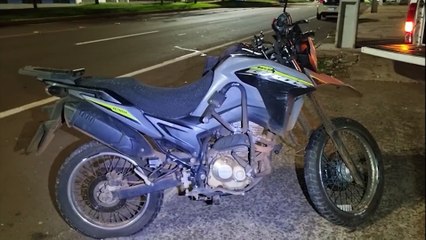 Motociclista cai após bater em poste e é levado à UPA em Cascavel