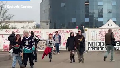 L'uscita dei partecipanti al rave abusivo nell'ex Bugatti di Campogalliano. Il video