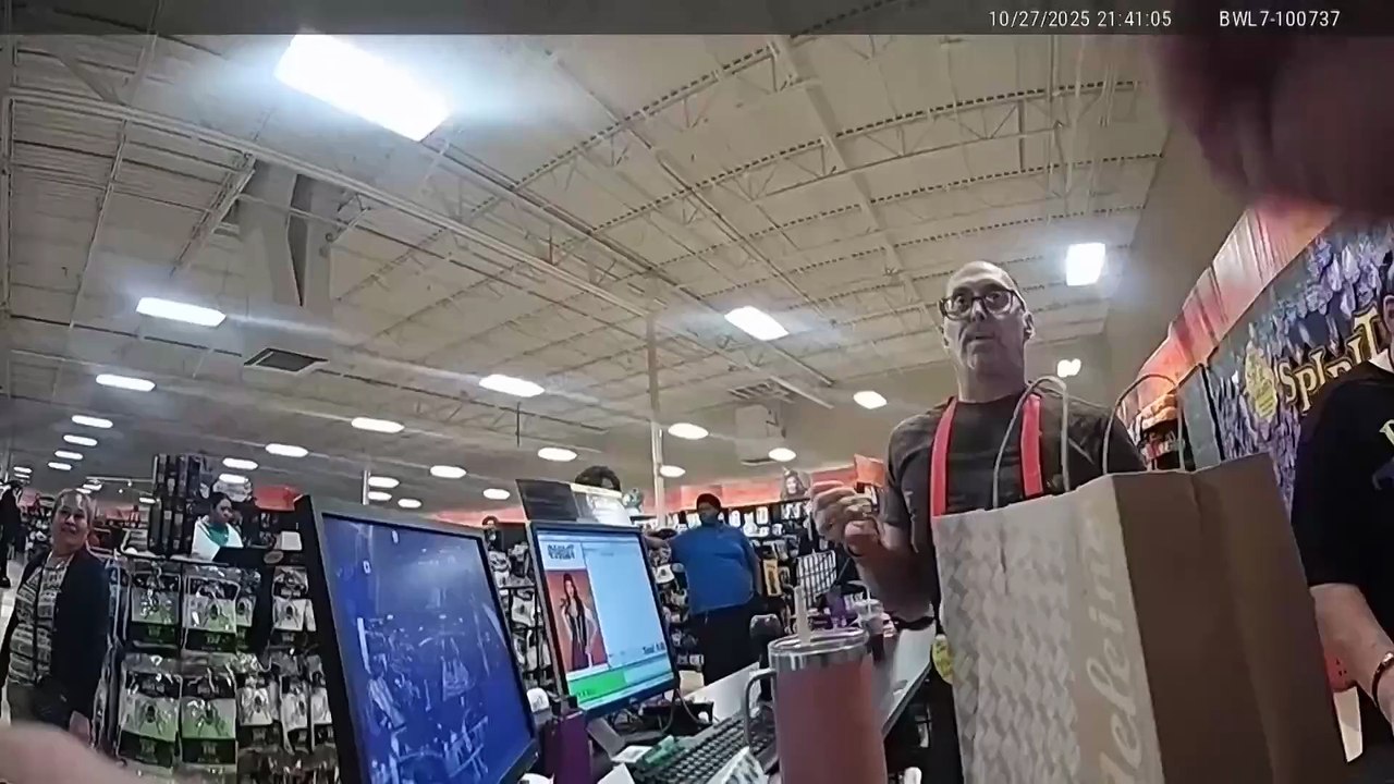 Haustier-Affe läuft in einem Halloween-Laden in Texas frei herum