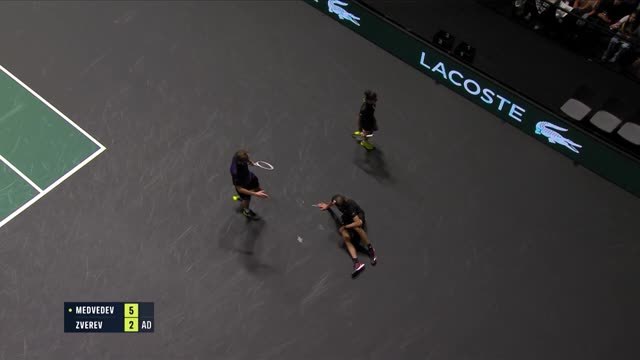 Rolex Paris Masters - Zverev renverse Medvedev et file en demi-finale