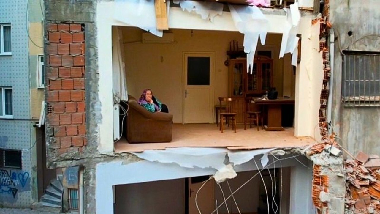 İki bina tek duvar: Bina yıkıldı, bitişikteki apartman duvarsız kaldı!