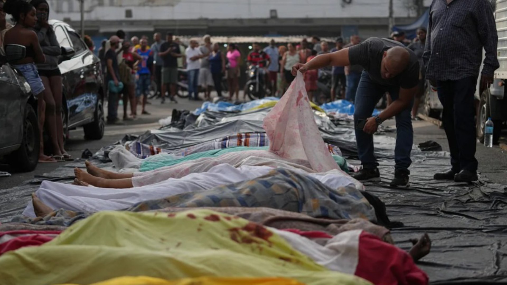 La ciudad de R�o de Janeiro amaneci� este mi�rcoles con decenas de cad�veres alineados en una plaza del norte de la urbe, mientras el Gobierno de Luiz In�cio Lula da Silva eval�a militarizar la zona para intentar controlar una situaci�n que considera fuera de control.

Seg�n informaron medios locales, residentes del Complejo de Penha &mdash;un extenso conjunto de favelas en esa �rea&mdash; trasladaron durante la madrugada m�s de 50 cuerpos hasta la plaza S�o Lucas, en se�al de protesta por la violencia desatada. Los fallecidos habr�an sido encontrados entre los complejos de Alem�o y Penha, escenario de una operaci�n policial sin precedentes que se ha convertido en la m�s letal en la historia del estado de R�o de Janeiro. El operativo, dirigido contra organizaciones criminales que controlan amplias zonas de las favelas, dej� al menos 64 muertos y 81 detenidos, seg�n el balance oficial.

Entre las v�ctimas figuran cuatro agentes policiales, lo que ha agravado la tensi�n entre las fuerzas de seguridad y los habitantes de estos barrios, donde las denuncias por abusos y ejecuciones extrajudiciales se han multiplicado en los �ltimos d�as.

Este mi�rcoles, la prensa brasile�a subraya que Castro, a quien varios de sus cr�ticos relacionan con milicias paramilitares, lider� tres de las cuatro operaciones policiales m�s letales en la historia de R�o de Janeiro, la principal ciudad tur�stica de Brasil.
