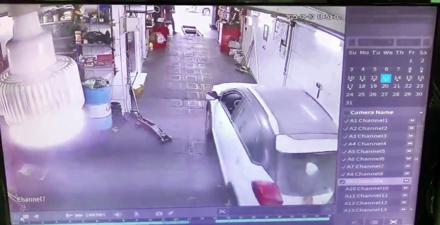 Ce mécanicien passe une mauvaise journée... douloureux