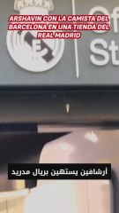 La surrealista imagen de Arshavin en una tienda del Real Madrid con la camiseta del Barça con su nombre