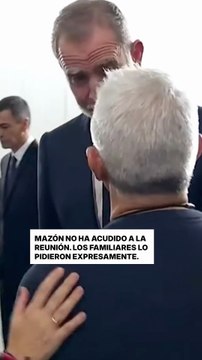 Los Reyes, emocionados con familiares de las víctimas