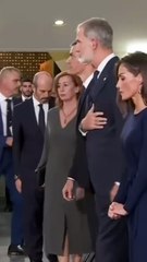 De los gritos a los aplausos: la llegada de los reyes Felipe y Letizia llegan al acto por las víctimas de la DANA