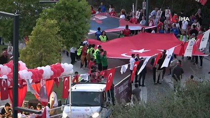 Antalya’da 400 metrelik dev bayrakla Cumhuriyet coşkusu: Fener Alayı’na yüzlerce kişi katıldı