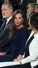 La reina Letizia agarra la mano de Andrea Ferrari, víctima de la DANA que perdió a su madre ese día, como muestra de apoyo