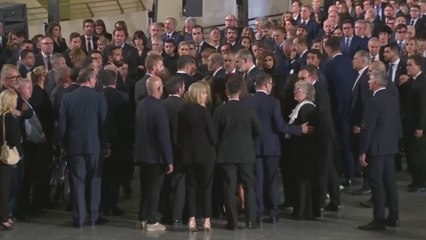 Al terminar el funeral, las víctimas vuelven a pedir la dimisión de Mazón: "¡Asesino, a la jueza!"