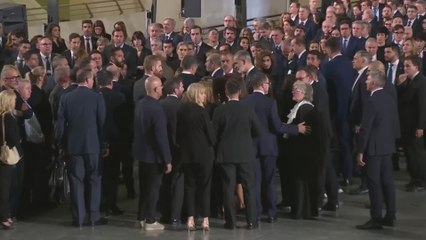 Duros insultos a Mazón en el final del homenaje