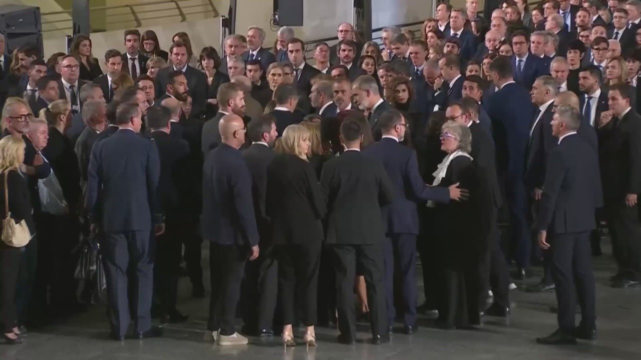 Duros insultos a Mazón en el final del homenaje