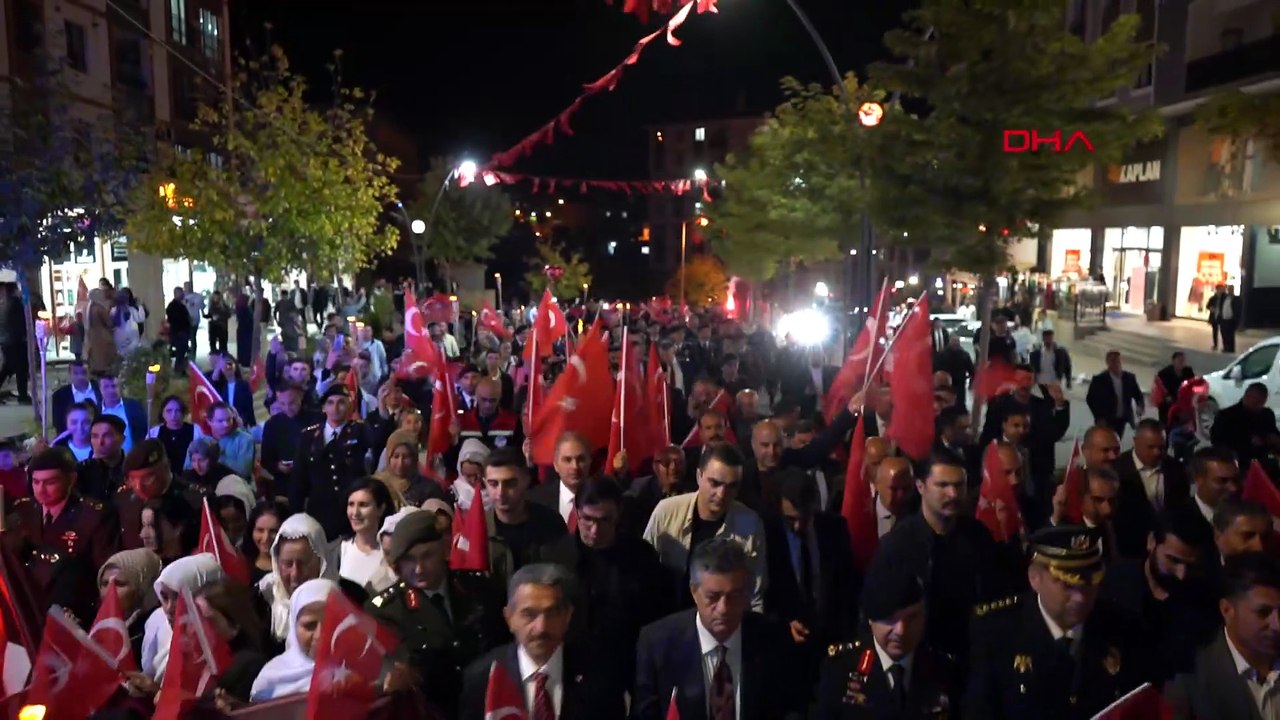 Şırnak’ta Fener Alayı’nda 102 metrelik Türk bayrağıyla yürüyüş