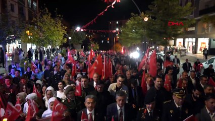 Şırnak’ta Fener Alayı’nda 102 metrelik Türk bayrağıyla yürüyüş