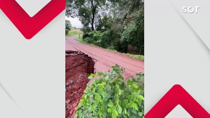 Trecho da Linha Scanagatta, em São Salvador desaba após fortes chuvas e preocupa moradores