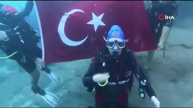 Denizin altında işaret diliyle İstiklal Marşı’nı okudular