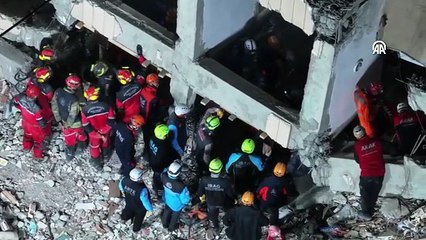 Gebze'de çöken binanın enkazındaki anne ve baba için arama çalışması sürüyor