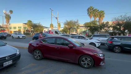 Estudiantes de la Normal "Moisés Sáenz Garza" bloquean la avenida Venustiano Carranza de Monterrey