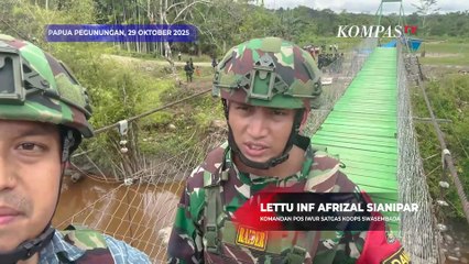 Potret Satgas TNI Bangun Jembatan Penghubung Warga di Tengah Operasi Melawan KKB