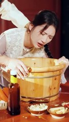 Niña humillada vendía arroz frito, ¡su plato curó al millonario y él la adoptó al instante