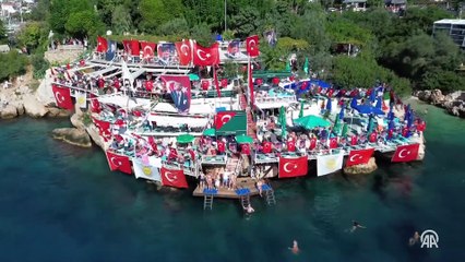 Antalya'da 50 paraşütçü Türk bayraklarıyla atlayış yaptı