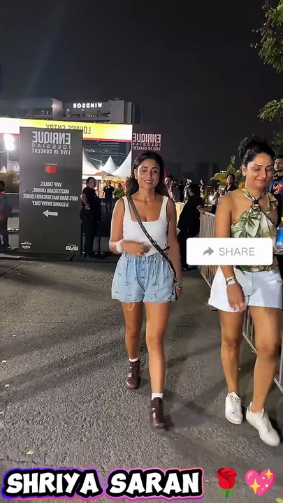 Bollywood Actress Shriya Saran With Fan's 🔥🌹❤️