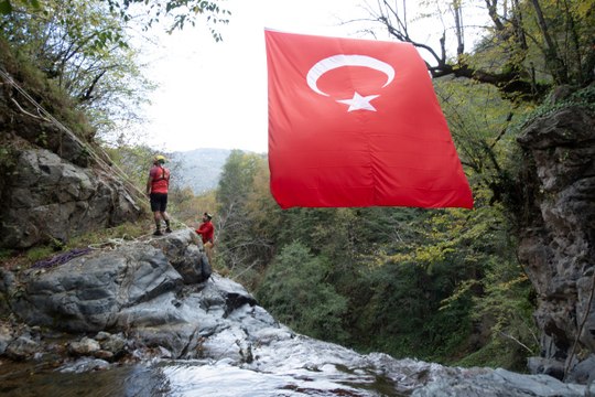 Cumhuriyet coşkusu doğanın kalbinde: Şelaleye Türk Bayrağı astılar!