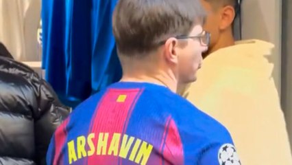 Andrei Arshavin en Madrid con la camiseta del Barcelona en una tienda del Real Madrid