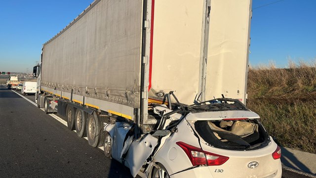 Silivri'de otomobil TIR'ın altına girdi