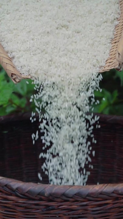 On the Double Ninth Festival, September 9th, people wear dogwood, drink osmanthus tea, and make osmanthus-flavored Double Ninth cake.