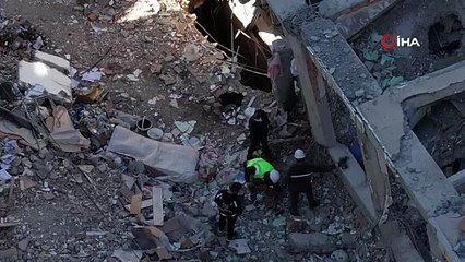 Çöken binanın enkazında inceleme yapılıyor