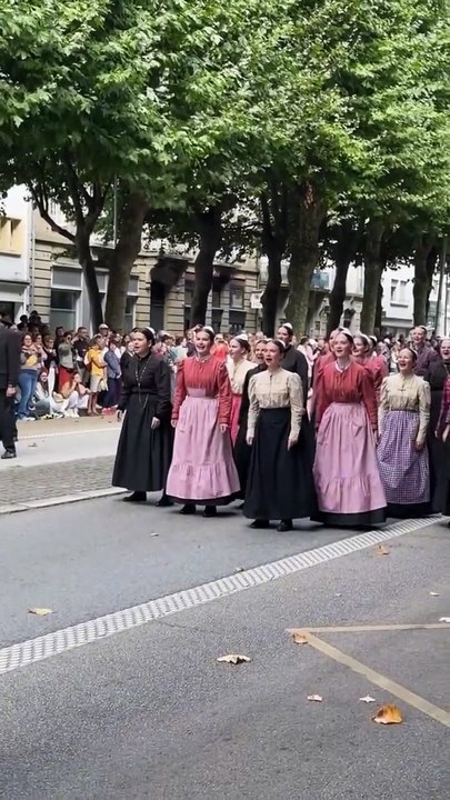 Cap sur la Bretagne où Lorient s’anime chaque été au rythme des cornemuses, des danses et des chants. 🎶
