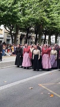 Cap sur la Bretagne où Lorient s’anime chaque été au rythme des cornemuses, des danses et des chants. 🎶