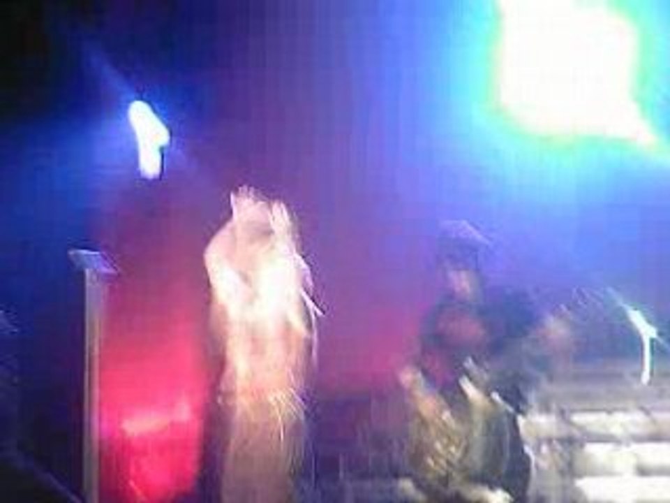 Kelly Clarkson - Since U Been Gone (Wolves Civic 20.03.08)