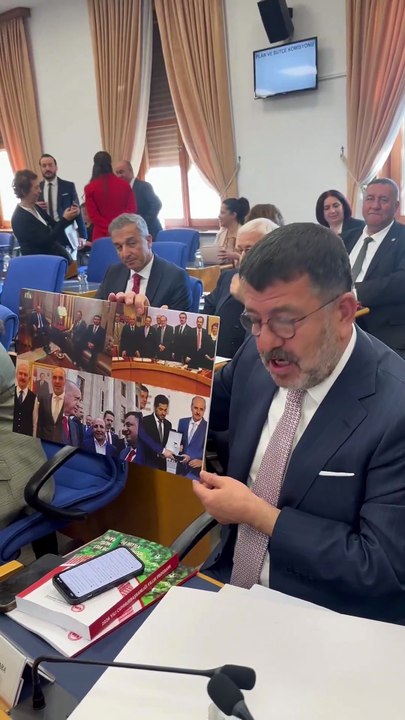 Veli Ağbaba, Hüseyin Gün'le AKP'lilerin fotoğrafları ile Meclis'e geldi