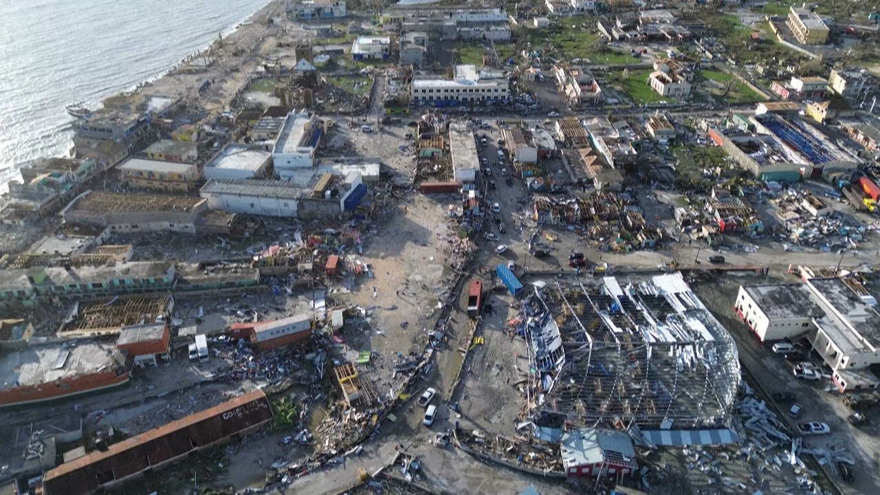 Ouragan Melissa: des quartiers détruits dans le...