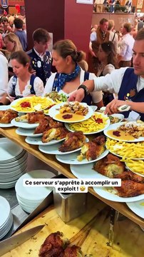 À l’Oktoberfest à Munich, le serveur relève le défi avec brio : une immense planche chargée d’assiettes prête à défier la gravité. 🍺💪
