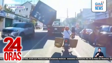 Container van na sakay ng 10-wheeler, nahulog at tumagilid | 24 Oras