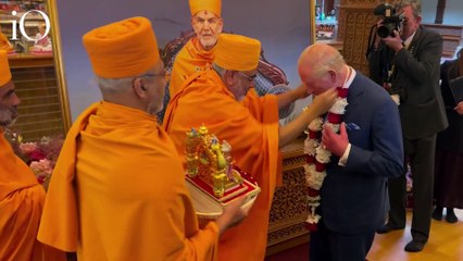 Carlo e Camilla tra fiori, ghirlande e preghiere al tempio indù di West London