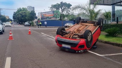Fiat Mobi capota após colisão com Celta no bairro Parque São Paulo em Cascavel